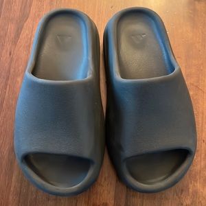 Yeezy Slides Size 5